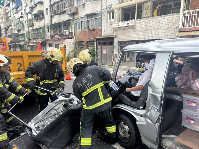 消防人員破壞車體將受困的林男救出。記者黃子騰/翻攝 消防人員破壞車體將受困的林男救出。記者黃子騰/翻攝