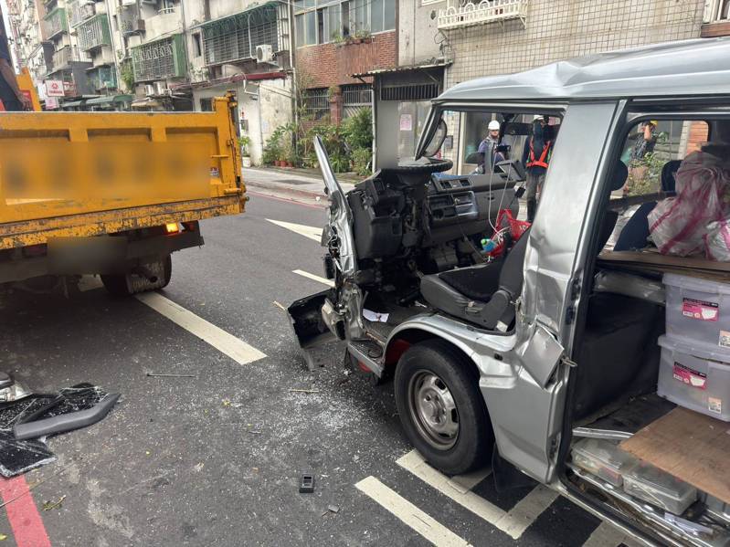 林男駕駛的廂型車猛撞前方工程車,車頭幾乎全毀。記者黃子騰/翻攝 林男駕駛的廂型車猛撞前方工程車,車頭幾乎全毀。記者黃子騰/翻攝