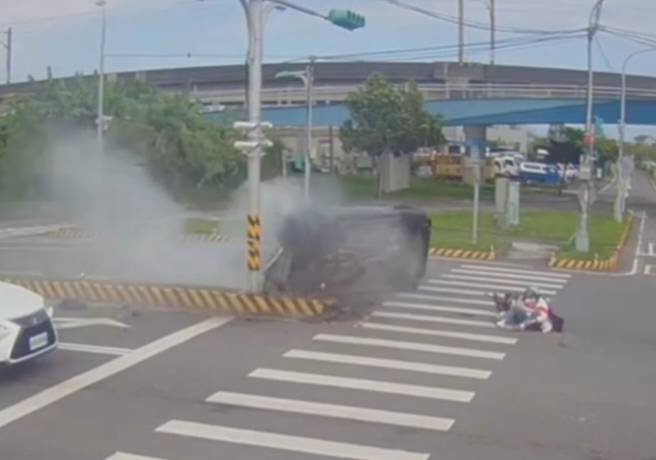 自小客車撞擊號誌燈分隔島後彈飛、側翻並起火。圖／警方提供