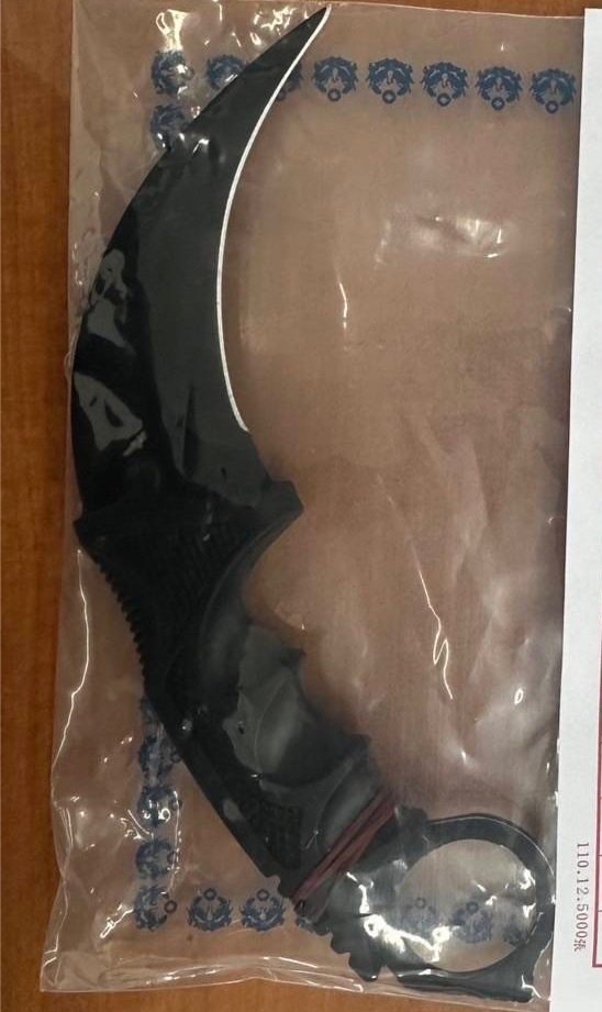 警方介入發現現場留下爪刀1把。記者李隆揆/翻攝 警方介入發現現場留下爪刀1把。記者李隆揆/翻攝