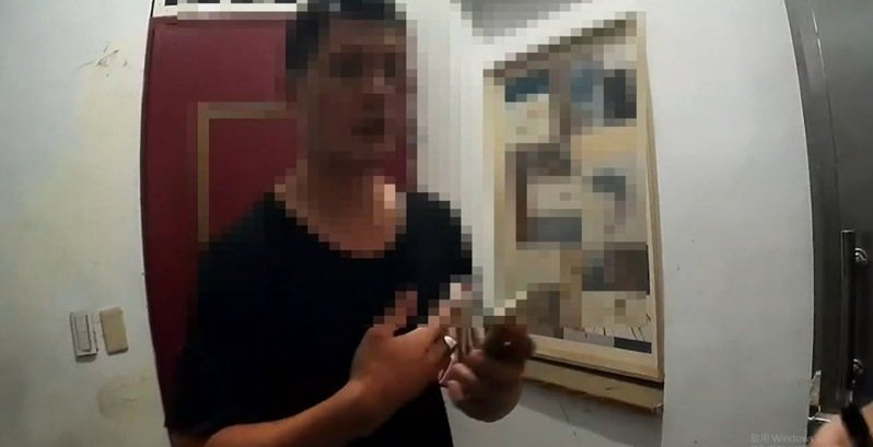 蔡男見員警上門,還恍惚詢問「能不能再抽一下,不然很浪費?」。記者李隆揆/翻攝 蔡男見員警上門,還恍惚詢問「能不能再抽一下,不然很浪費?」。記者李隆揆/翻攝