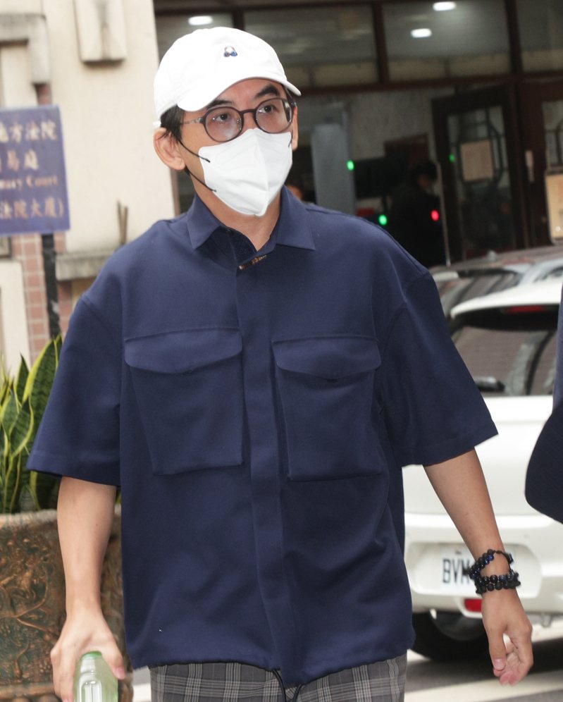 藝人黃子佼因持有未成年性影像違反兒童及少年性剝削防制條例罪遭起訴,黃子佼下午出庭應訊。記者潘俊宏/攝影 藝人黃子佼因持有未成年性影像違反兒童及少年性剝削防制條例罪遭起訴,黃子佼下午出庭應訊。記者潘俊宏/攝影