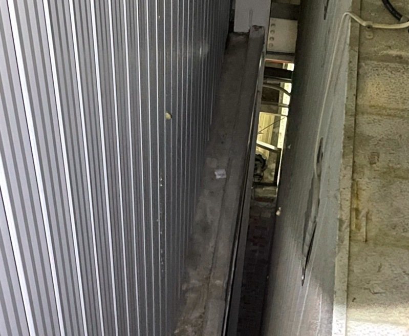 郭姓工人在3.63公尺廠庫頂板邊緣作業，勞檢處發現施工現場未設護欄、護蓋等防護設備，郭在墜落後不幸身亡。記者徐白櫻／翻攝