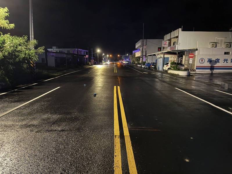屏東縣滿州鄉5日深夜發生車禍，姜女無駕照卻開車，撞死走在馬路的曾男。記者劉星君／翻攝