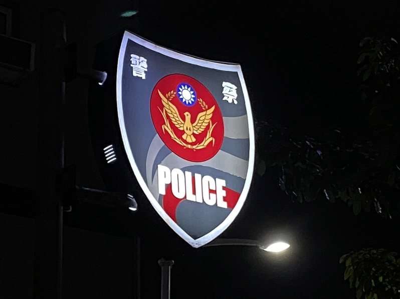 警政署保二總隊郭姓警員自2019年6月底起，陸續在情色網站張貼女性照片與影片，還註明「露D、露奈」、「捏奶頭」、「露雪、露B」等字眼，內政部將郭移送懲戒，懲戒法院判降1級改敘。圖／聯合報系資料照片