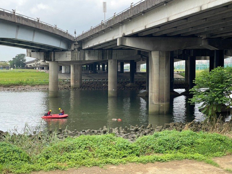 國道1號汐五高架清晨5時許，驚傳轎車自撞護欄自6層樓高度墜落基隆河，幸好救援隊伍趕抵時，26歲魏姓駕駛已自行脫困，國道警方和台北市消防局仍在打撈車輛、搜索確認水下是否還有其他人。記者林昭彰／翻攝