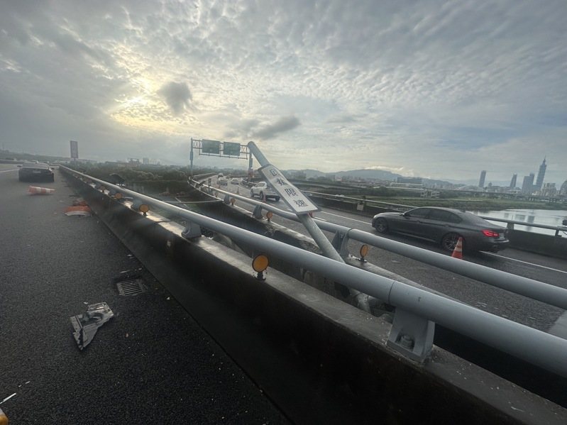 國道1號汐五高架清晨5時許，驚傳轎車自撞護欄自6層樓高度墜落基隆河，幸好救援隊伍趕抵時，26歲魏姓駕駛已自行脫困，國道警方和台北市消防局仍在打撈車輛、搜索確認水下是否還有其他人。記者林昭彰／翻攝