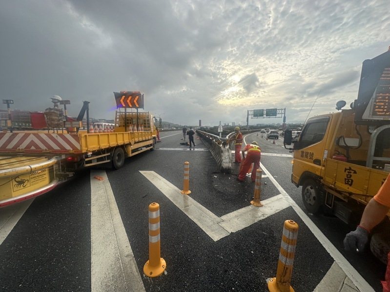 國道1號汐五高架清晨5時許，驚傳轎車自撞護欄自6層樓高度墜落基隆河，幸好救援隊伍趕抵時，26歲魏姓駕駛已自行脫困，國道警方和台北市消防局仍在打撈車輛、搜索確認水下是否還有其他人。記者林昭彰／翻攝