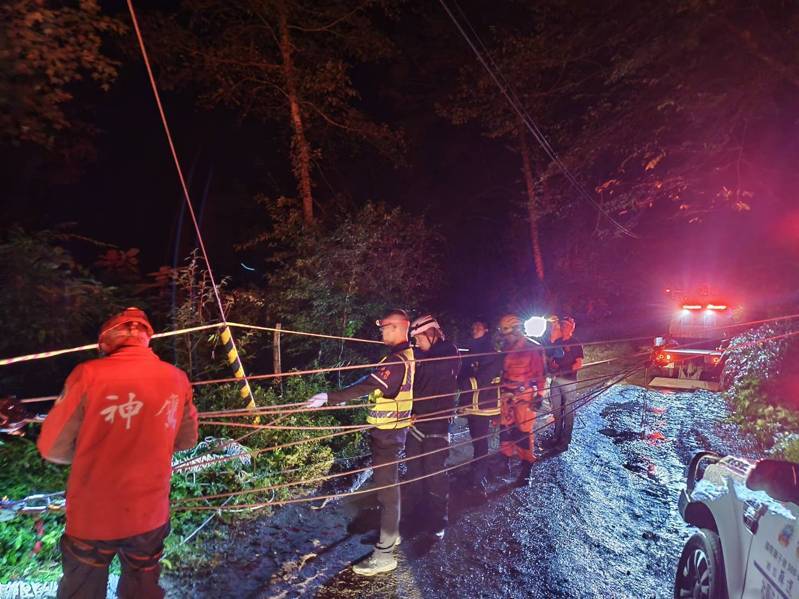 一輛客貨車在投89線力行產業道路18K墜落60米深邊坡,搜救人員到場搜索,發現車上駕駛拋飛車外,已明顯死亡。圖/南投縣消防局提供 一輛客貨車在投89線力行產業道路18K墜落60米深邊坡,搜救人員到場搜索,發現車上駕駛拋飛車外,已明顯死亡。圖/南投縣消防局提供