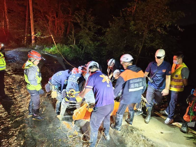 一輛客貨車在投89線力行產業道路18K墜落60米深邊坡,搜救人員到場搜索,發現車上駕駛拋飛車外,已明顯死亡。圖/南投縣消防局提供 一輛客貨車在投89線力行產業道路18K墜落60米深邊坡,搜救人員到場搜索,發現車上駕駛拋飛車外,已明顯死亡。圖/南投縣消防局提供