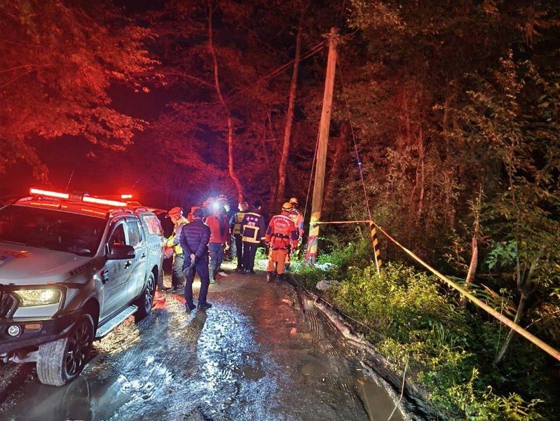 一輛客貨車在投89線力行產業道路18K墜落60米深邊坡,搜救人員到場搜索,發現車上駕駛拋飛車外,已明顯死亡。圖/南投縣消防局提供 一輛客貨車在投89線力行產業道路18K墜落60米深邊坡,搜救人員到場搜索,發現車上駕駛拋飛車外,已明顯死亡。圖/南投縣消防局提供