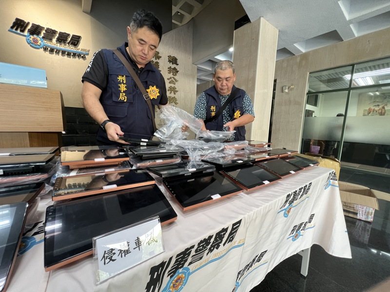 台中市何姓業者涉嫌販售裝有侵權軟體的車機,在臉書、YouTube等平台介紹,全台有4間實體店面,檢警近日收網抓人,查扣涉案車機等贓證物。記者陳宏睿/攝影 台中市何姓業者涉嫌販售裝有侵權軟體的車機,在臉書、YouTube等平台介紹,全台有4間實體店面,檢警近日收網抓人,查扣涉案車機等贓證物。記者陳宏睿/攝影