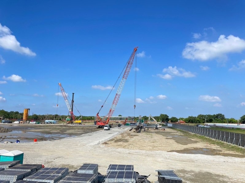 嘉義科學園區新建汙水處理廠14日上午發生工安意外，黃姓工人協助維修鑽掘機馬達時，遭脫落零件砸傷送醫急救，傷重不治；檢警昨天相驗屬意外死亡，職安署令停工檢查。圖／南科管理局提供