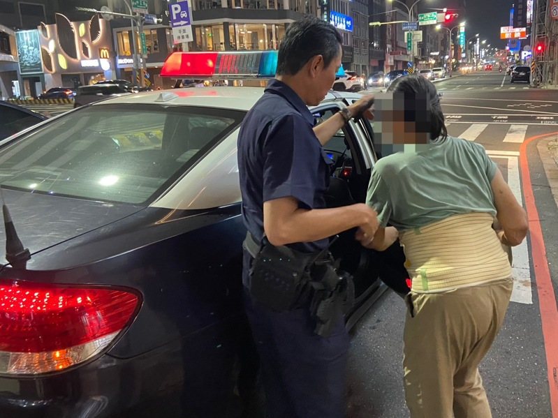 台南市警二分局警備隊警員徐國豪,協助將迷路80歲老太太載回家。記者黃宣翰/翻攝 台南市警二分局警備隊警員徐國豪,協助將迷路80歲老太太載回家。記者黃宣翰/翻攝