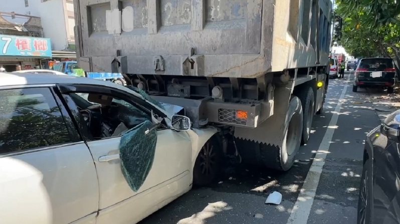 台東市中興路四段今天上午發生一起自小客車不明原因追撞砂石車交通事故，造成小客車男駕駛受困車內，沒有呼吸心跳，警消據報將人救出後，緊急送往醫院救治。事故原因警方調查釐清中。圖／民眾提供