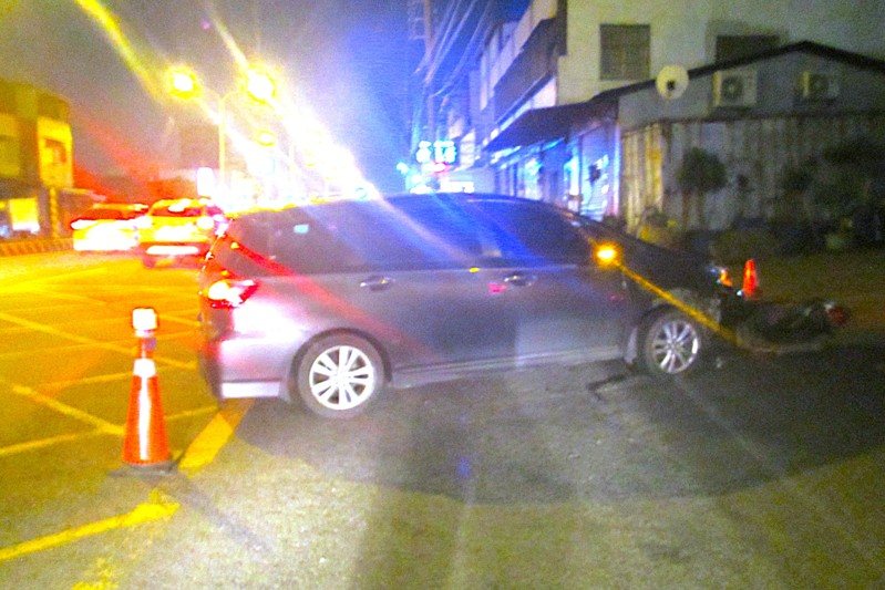 台中市沙鹿區中清路六段180巷口，昨天下午5時41分發生一起中型休旅車和機車的碰撞事故。圖／民眾提供