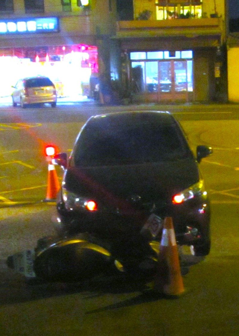 台中市沙鹿區中清路六段180巷口，昨天下午5時41分發生一起中型休旅車和機車的碰撞事故。圖／民眾提供