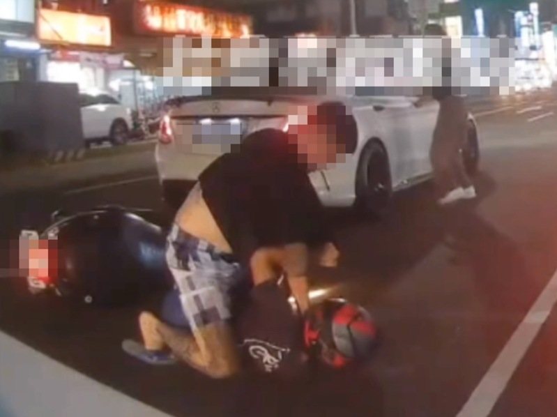 台南市安南區海佃路1段昨晚發生一起行車糾紛，2名男子在街上扭打，警方將依違反社會秩序維護法裁罰。圖／翻攝自社會事新聞影音網臉書社群