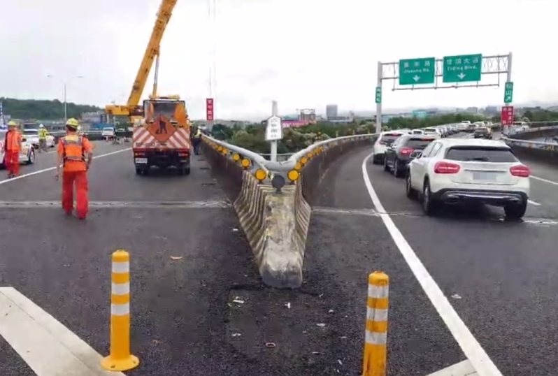 26歲魏姓男子是在清晨5時許，駕車行經國道1號汐五高架道北向19公里堤頂出口匝道，自撞岔路口護欄前緣，整輛車彈起翻落橋下相距約6層樓高的基隆河，車輛迅速沉沒滅頂。記者林昭彰／翻攝