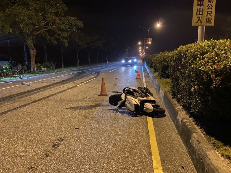 東華大學2名大學生於昨天凌晨3時許騎機車雙載，行經花蓮壽豐鄉台11丙線時，疑未留意車前狀況，不慎自撞路樹，造成1死1重傷。圖／民眾提供