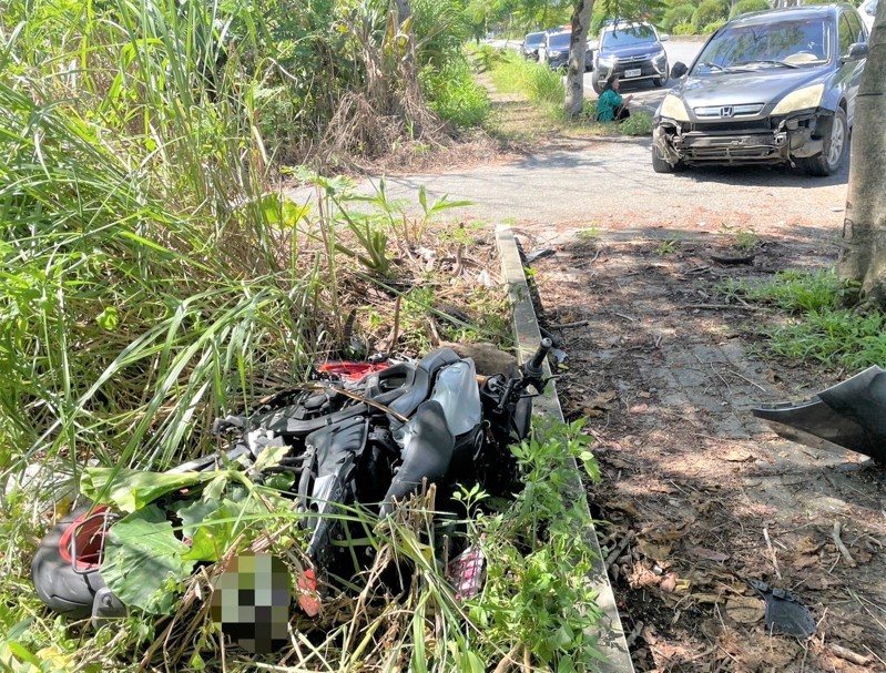 花蓮壽豐鄉大學路一段7日發生機車擦撞同向右轉小轎車，東華大學吳姓男大生送醫傷重不治。圖／民眾提供