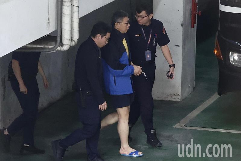 民眾黨主席柯文哲涉京華城弊案遭羈押，今天檢察官提訊柯文哲（中），上午9點左右抵達北檢出庭應訊，經過3個多小時的訊問，中午搭車返回台北看守所。記者林伯東／攝影