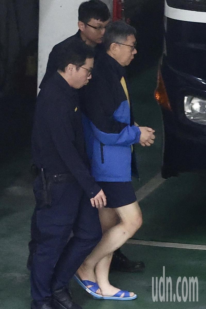 民眾黨主席柯文哲涉京華城弊案遭羈押，今天檢察官提訊柯文哲（右一），經過3個多小時的訊問，中午12點20分左右搭車返回台北看守所。記者林伯東／攝影
