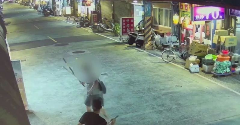 雙方在店門口持旗桿、連桿追逐互毆。記者黃子騰／翻攝