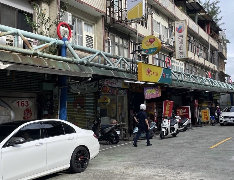 陳姓男子昨天深夜帶10歲兒子至這間卡拉OK店消費。記者黃子騰／翻攝