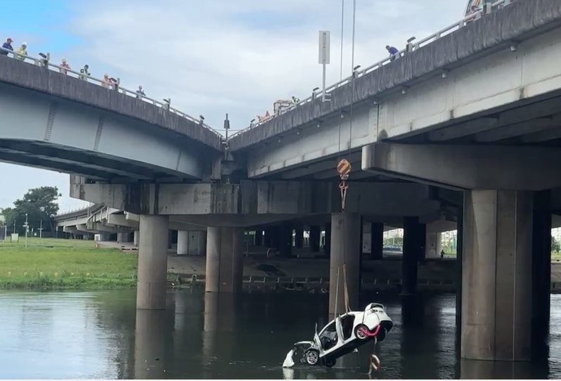 國道1號汐五高架北向堤頂出口匝道,今天清晨發生轎車衝撞岔路口前緣護欄墜落基隆河,26歲駕駛幸運獲救。記者林昭彰/翻攝 國道1號汐五高架北向堤頂出口匝道,今天清晨發生轎車衝撞岔路口前緣護欄墜落基隆河,26歲駕駛幸運獲救。記者林昭彰/翻攝