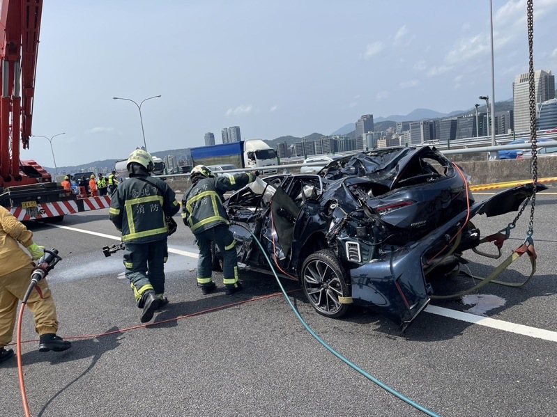 國道1號汐五高架北向堤頂出口匝道,今年3月28日也有1輛休旅車衝出護欄墜河,隔天吊掛上岸,駕駛已不幸命喪車內。資料照/翻攝 國道1號汐五高架北向堤頂出口匝道,今年3月28日也有1輛休旅車衝出護欄墜河,隔天吊掛上岸,駕駛已不幸命喪車內。資料照/翻攝