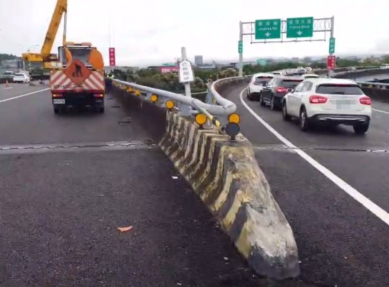 國道1號汐五高架北向堤頂出口匝道,半年發生2次車輛墜河造成1死、1傷,眼尖民眾發現護欄前緣像斜坡,擔心車輛高速撞上會躍飛,建議相關單位檢討設計。記者林昭彰/翻攝 國道1號汐五高架北向堤頂出口匝道,半年發生2次車輛墜河造成1死、1傷,眼尖民眾發現護欄前緣像斜坡,擔心車輛高速撞上會躍飛,建議相關單位檢討設計。記者林昭彰/翻攝