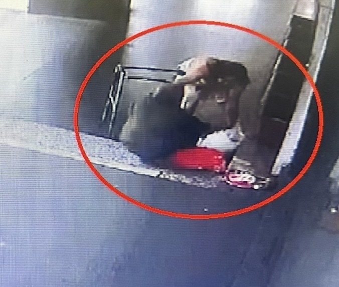 程女去年間因故推倒行動不便呂姓男子、取走助行器、搜刮對方口袋內400元的惡劣行徑,桃園地檢署偵結,依強盜等罪嫌起訴。圖/讀者提供 程女去年間因故推倒行動不便呂姓男子、取走助行器、搜刮對方口袋內400元的惡劣行徑,桃園地檢署偵結,依強盜等罪嫌起訴。圖/讀者提供