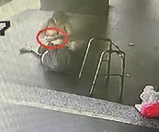 程女去年間因故推倒行動不便呂姓男子、取走助行器、搜刮對方口袋內400元的惡劣行徑,桃園地檢署偵結,依強盜等罪嫌起訴。圖/讀者提供 程女去年間因故推倒行動不便呂姓男子、取走助行器、搜刮對方口袋內400元的惡劣行徑,桃園地檢署偵結,依強盜等罪嫌起訴。圖/讀者提供