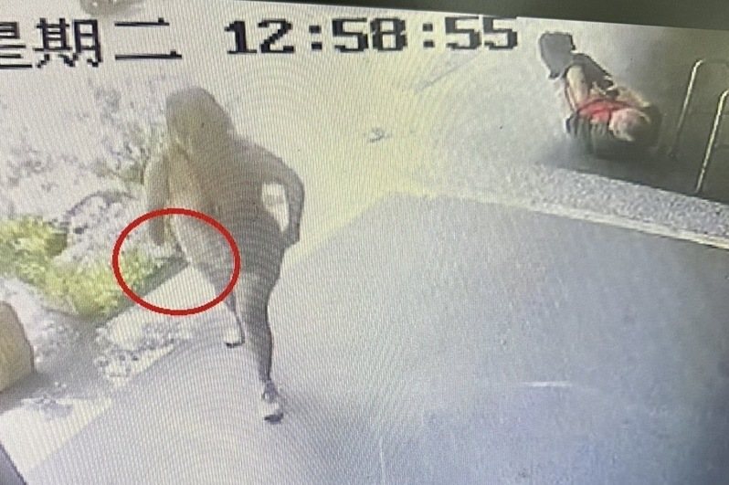 程女(左)去年間因故推倒行動不便呂姓男子(右)、取走助行器、搜刮對方口袋內400元的惡劣行徑,桃園地檢署偵結,依強盜等罪嫌起訴。圖/讀者提供 程女(左)去年間因故推倒行動不便呂姓男子(右)、取走助行器、搜刮對方口袋內400元的惡劣行徑,桃園地檢署偵結,依強盜等罪嫌起訴。圖/讀者提供