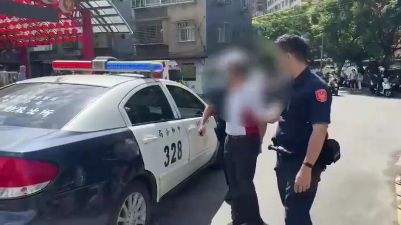 警方將行凶的張男帶回警局。記者黃子騰／翻攝