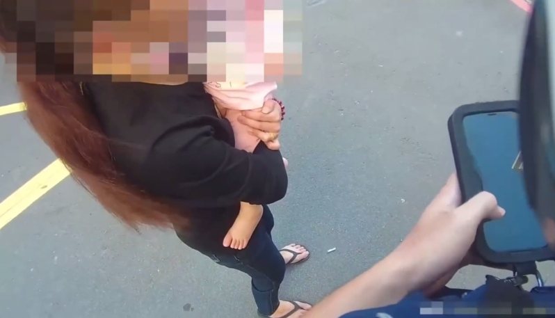 林女抱著小女孩接受警方盤查,被查出是毒品通緝犯,身上還帶著海洛因和喪屍電子煙。記者林昭彰/翻攝 林女抱著小女孩接受警方盤查,被查出是毒品通緝犯,身上還帶著海洛因和喪屍電子煙。記者林昭彰/翻攝