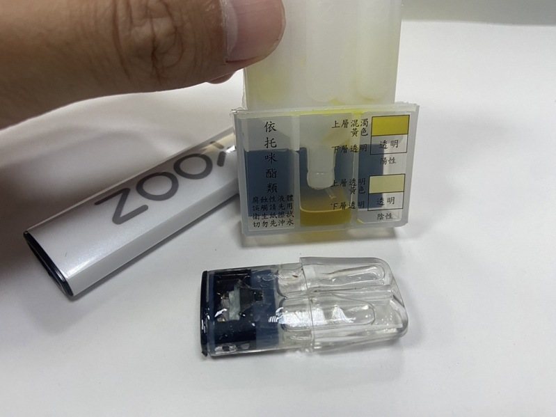 警方在林女的包包內查獲喪屍電子煙。記者林昭彰/翻攝 警方在林女的包包內查獲喪屍電子煙。記者林昭彰/翻攝