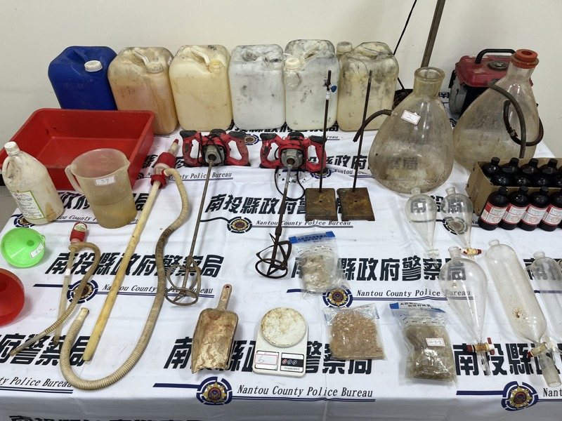檢警聯手在中寮鄉查獲製毒工廠，查扣第三級毒品俗稱喵喵成品、半成品及原料等，共計約 180 公斤，以及各式製毒器具。圖／南投縣警局提供