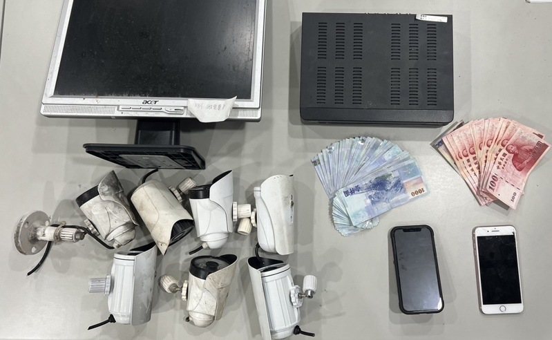 萬華警方查扣不法所得4萬100元、日報表4張、主機、螢幕各1台、監視器鏡頭7支、手機3支等證物。記者翁至成／翻攝