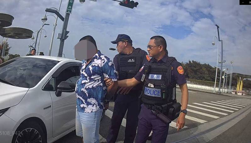 台中市保安警察大隊在昨天巡經西屯區時,查獲辛姓男子持有毒品。記者陳宏睿/翻攝 台中市保安警察大隊在昨天巡經西屯區時,查獲辛姓男子持有毒品。記者陳宏睿/翻攝
