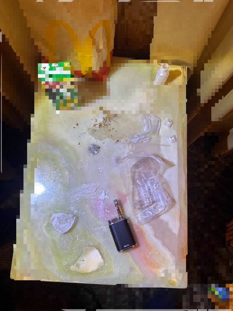 竹聯幫明仁會新店分會長陳辰,13日和2名朋友到新北市五股地區摩鐵開毒趴,碰上警方臨檢,發現他疑似吸毒過量送醫不治,房間內查扣多種毒品。記者林昭彰/翻攝 竹聯幫明仁會新店分會長陳辰,13日和2名朋友到新北市五股地區摩鐵開毒趴,碰上警方臨檢,發現他疑似吸毒過量送醫不治,房間內查扣多種毒品。記者林昭彰/翻攝