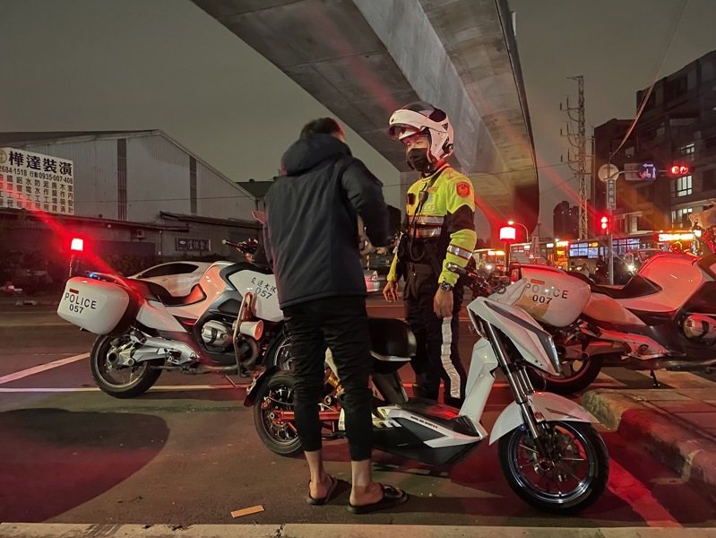 新北警針對微型電動二輪車持續加強執法。記者黃子騰／翻攝