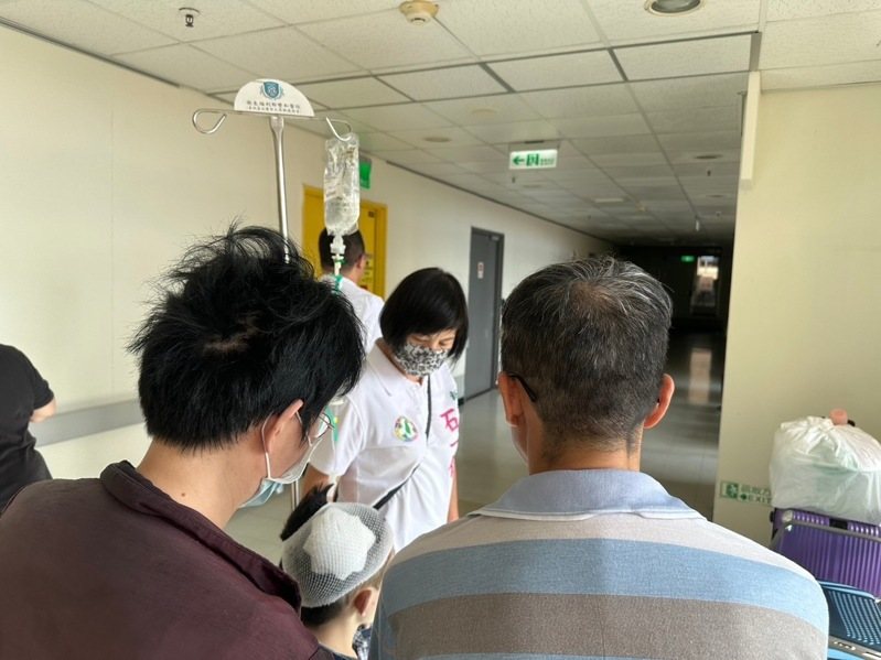 楊姓同學妹妹開刀後由議員石一佑陪同出院，但妹妹仍不斷希望找尋哥哥。圖／石一佑提供