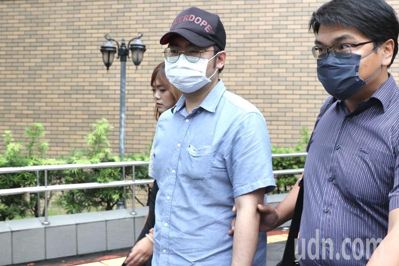 新北市議長蔣根煌之子蔣欣璋（左），去年立委選舉期間涉嫌找網軍操作網路選戰，在社群平台上發文抹黑對手吳秉叡「性侵女實習生」。台北地方法院今天依違反公職人員選罷法首度開庭，蔣欣璋頭戴棒球帽，身穿淺藍色上衣出庭。記者林伯東／攝影