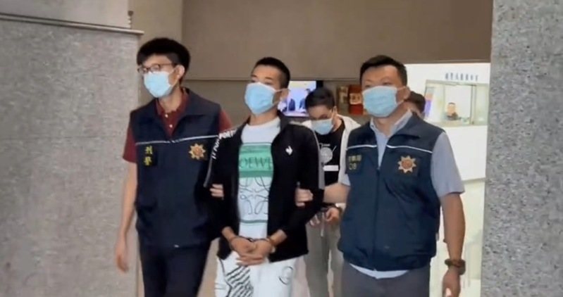 刑事局在南投中寮山區一處廢棄工寮,查獲製作喵喵毒品咖啡包的原料及半成品一批,警方逮捕主嫌李姓製毒師(中)。記者廖炳棋/翻攝 刑事局在南投中寮山區一處廢棄工寮,查獲製作喵喵毒品咖啡包的原料及半成品一批,警方逮捕主嫌李姓製毒師(中)。記者廖炳棋/翻攝
