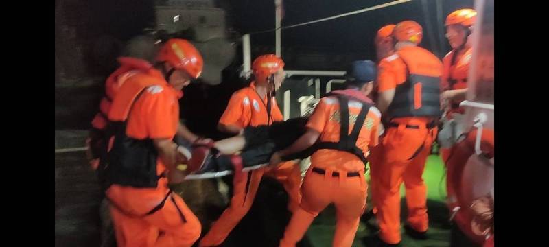 東引一名男子因騎乘機車自摔腦部受創，需排除腦出血，情況危急，馬祖海巡隊協助後送至連江縣立醫院就醫。圖／馬祖海巡隊提供
