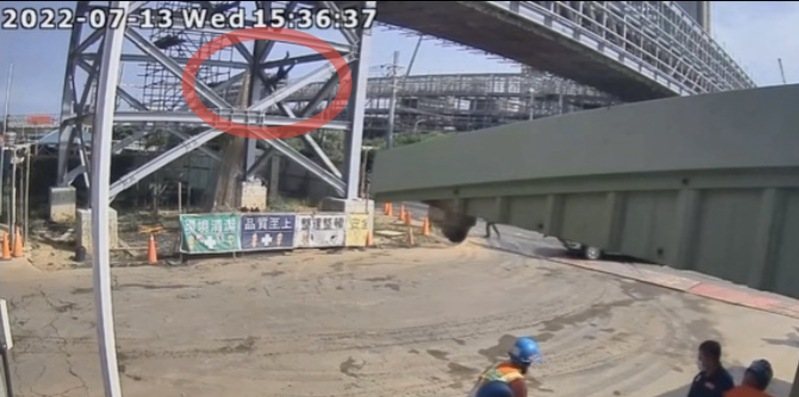 位於觀音區的大潭電廠2022年7月13日下午3時37分發生范姓搭架工人由高處墜落送醫不治的工安事故,桃園地檢署偵結,現場工地負責人及工程行的老闆依過失致死罪起訴。圖/翻攝自爆料公社 位於觀音區的大潭電廠2022年7月13日下午3時37分發生范姓搭架工人由高處墜落送醫不治的工安事故,桃園地檢署偵結,現場工地負責人及工程行的老闆依過失致死罪起訴。圖/翻攝自爆料公社