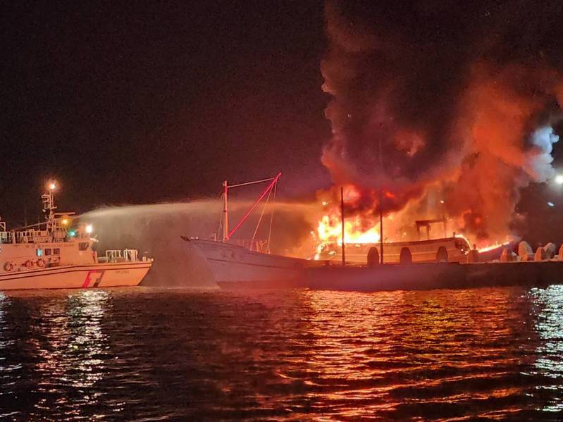 海巡船艦正對漁船射水滅火。圖/讀者提供 海巡船艦正對漁船射水滅火。圖/讀者提供