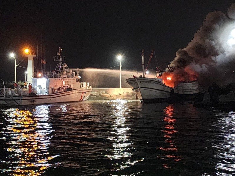 海巡船艦正對漁船射水滅火。記者林保光/翻攝 海巡船艦正對漁船射水滅火。記者林保光/翻攝